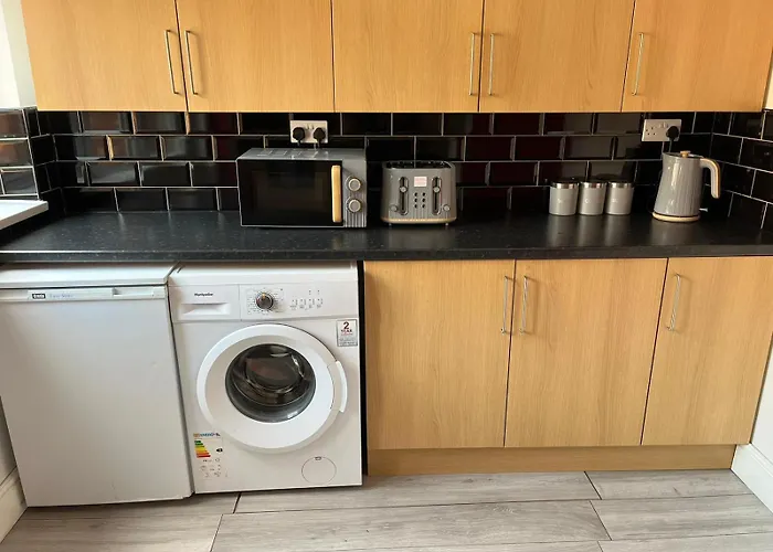 Giga Residential 4 Bedrooms, 8 Guests , Near City Centre, Arcade Machine, Sky Tv, Netflix, Free Wifi, Free Parking