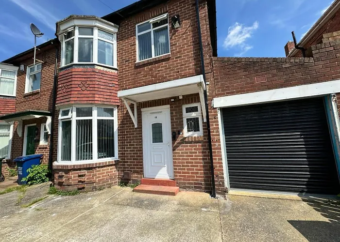Giga Residential 4 Bedrooms, 8 Guests , Near City Centre, Arcade Machine, Sky Tv, Netflix, Free Wifi, Free Parking