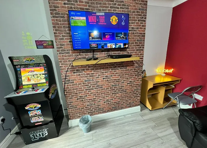Giga Residential 4 Bedrooms, 8 Guests , Near City Centre, Arcade Machine, Sky Tv, Netflix, Free Wifi, Free Parking